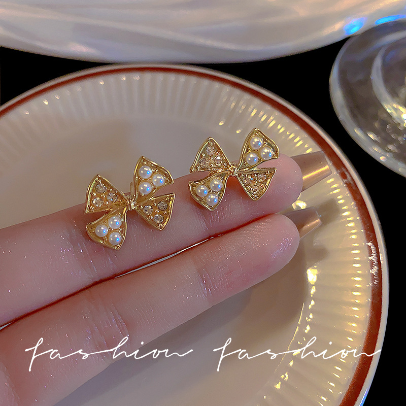 French retro bow pearl stud earrings with a delicate fragrance style, exuding a sense of sophistication, exuding a niche charm, and being a light luxury and exquisite accessory for women Specification drawing