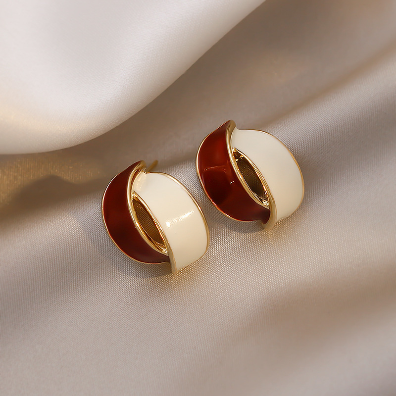 S925 Silver Needle Korean oil-dripping geometric arc earrings, retro and fashionable design, elegant and stylish, internet-famous stud earrings for women Application Scenario
