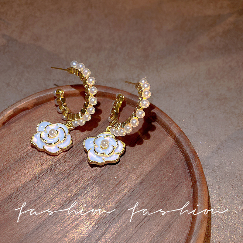 European and American retro camellia pearl earrings, a versatile and cold style for women, C-shaped stud earrings, an extremely ethereal and unique internet-famous ear accessory Specification drawing