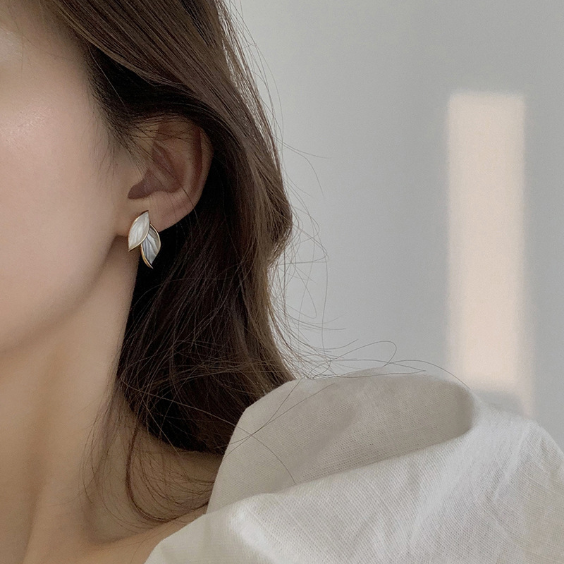 Korean S925 silver needle simple ins style leaf earrings, women's unique and high-end design sense stud earrings, forest-themed earrings for women Specification drawing