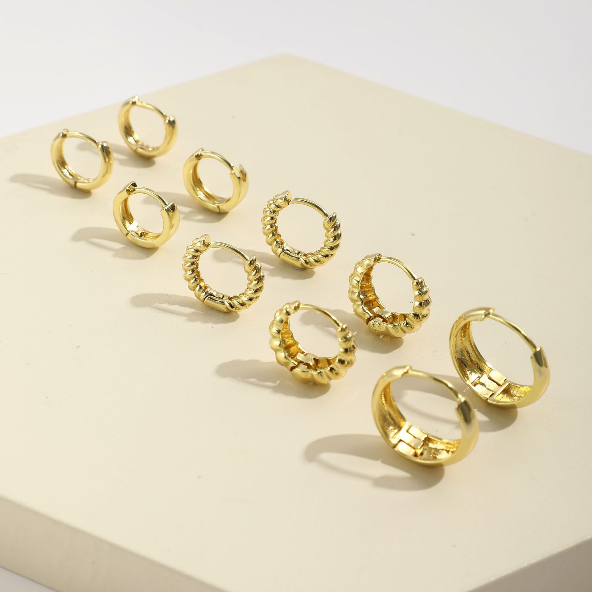 A new European and American geometric ccb ear ring, exaggerated and personalized earrings, cross-border simple spiral twist ear ring set of 5 pieces Application Scenario