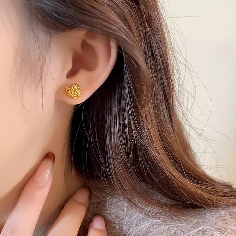 Golden brushed hollowed-out heart-shaped stud earrings, elegant, light luxury, exquisite, small and high-end earrings, versatile and fashionable earrings for commuting details Picture