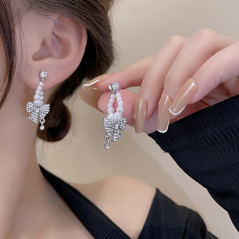 Long tassel pearl earrings from Dongdaemun, South Korea, with a cold and elegant feminine design, are light luxury earrings and diamond-encrusted bow earrings details Picture