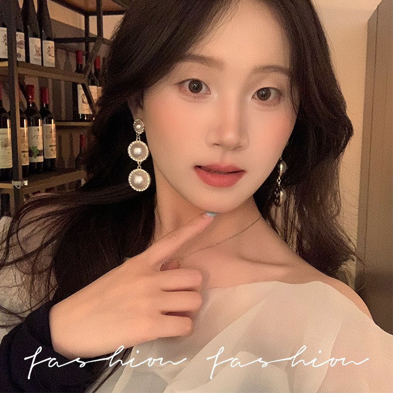 Exaggerated and grand pearl earrings for women, a new style in 2025, with a trendy and high-end feel. French and retro Hong Kong-style earrings are popular Specification drawing