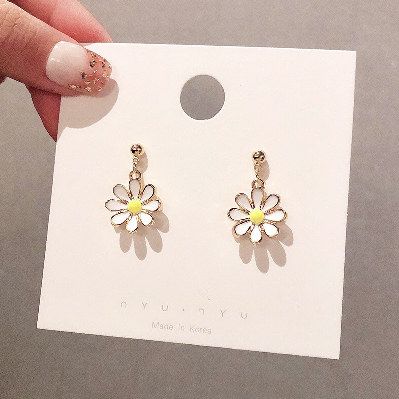 S925 Silver Needle Small Daisy flower ear studs, unique no-hole ear clips, feminine and versatile earrings, simple and elegant earrings Specification drawing