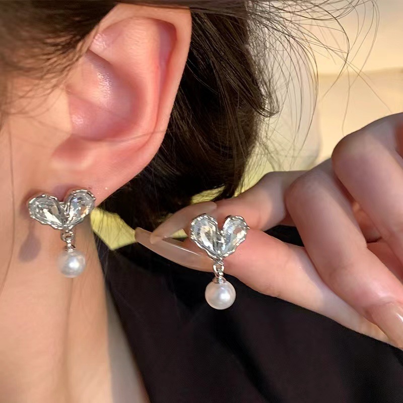 s925 Silver Needle Niche Light Luxury heart-shaped pearl stud Earrings, women's high-end design sense, versatile earrings and accessories wholesale Application Scenario