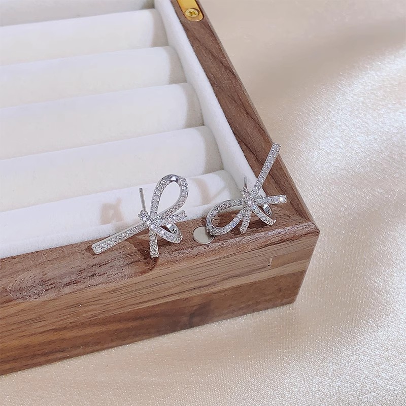 Full diamond zircon bow silver stud earrings, a niche design sense, high-end fashion earrings, a light luxury style, unique earrings Application Scenario