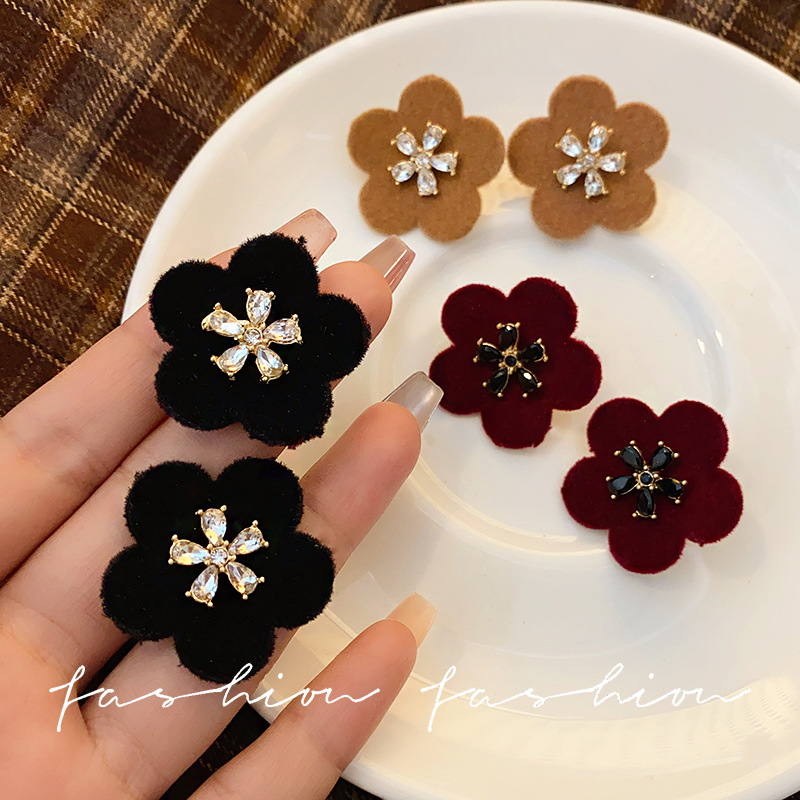 Ankela Red flower diamond-encrusted stud earrings for women, with a unique and elegant touch, are new 2025 bestsellers full figure