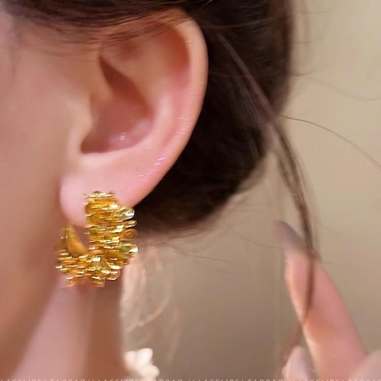 A variety of golden flower C-shaped earrings, a new bestseller for women in 2025, with a high-end feel and retro charm Application Scenario