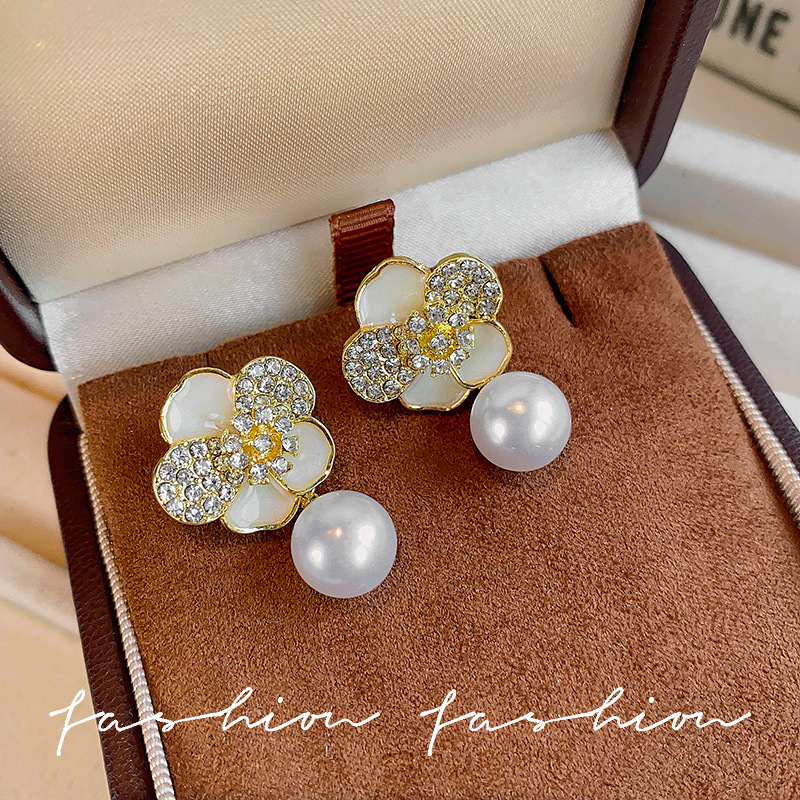 Exquisite micro-inlaid white flower earrings, women's pearl style versatile stud earrings, light luxury and high-end round face earrings new style Specification drawing