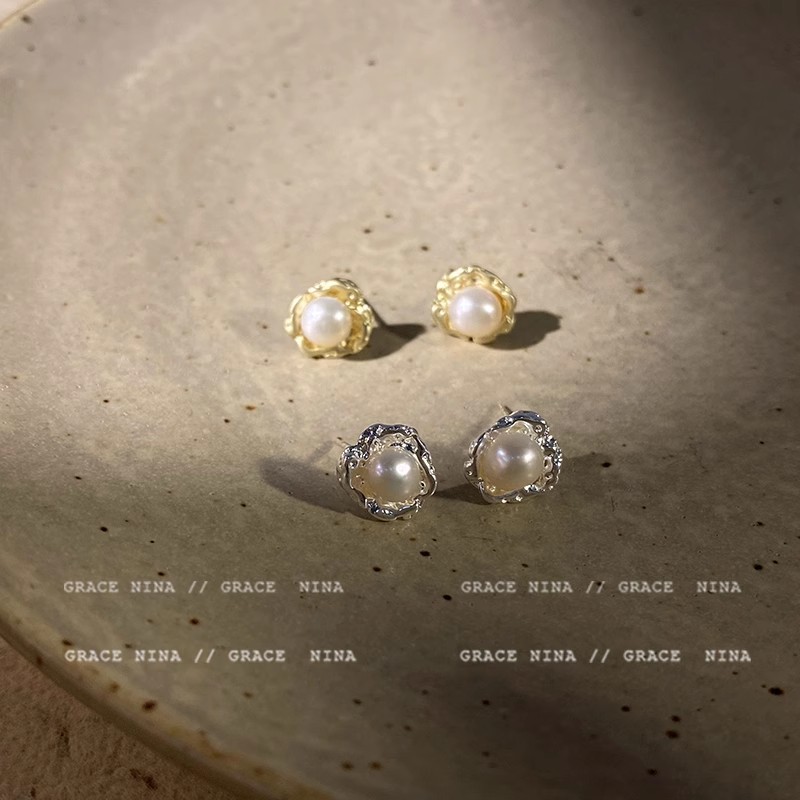925 Silver needle irregular pearl stud earrings with a niche design sense, fashionable, high-end, unique and individualistic earrings, trendy for women Application Scenario
