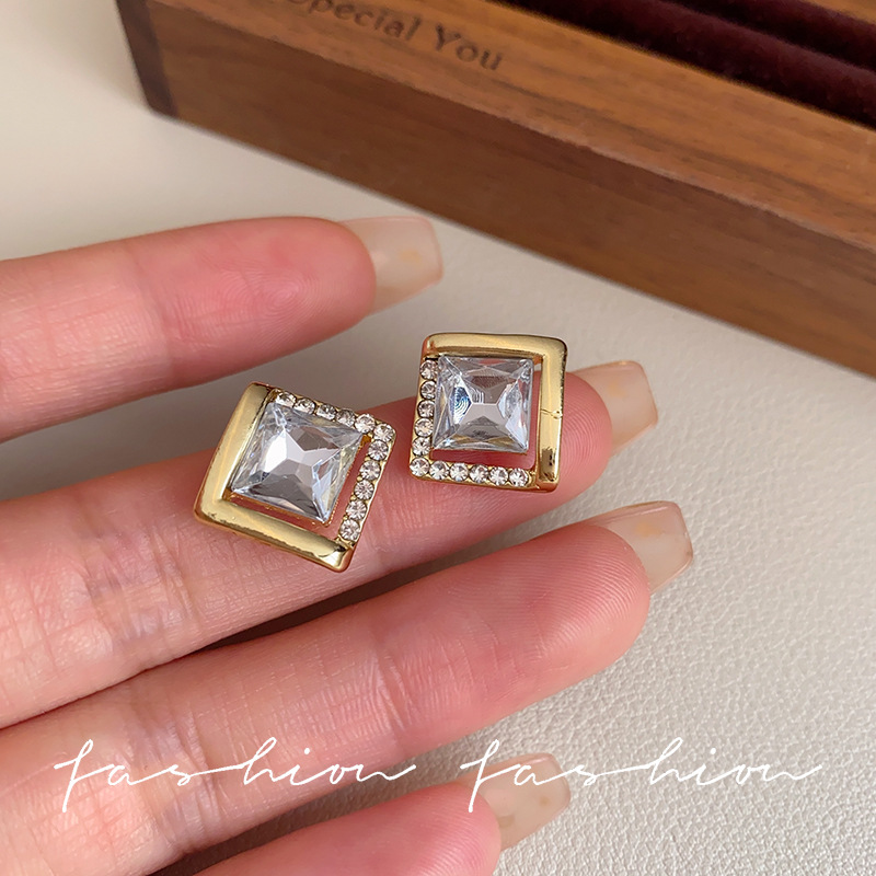 French diamond-shaped fashionable stud earrings are exquisite, versatile and elegant. Wholesale of geometric earrings with niche designs from Japan and South Korea Application Scenario
