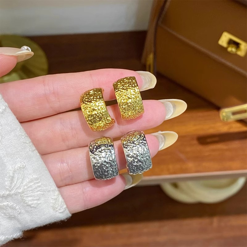 European and American niche design, high-end irregular texture C-ring ear studs, light luxury design, unique temperament, versatile earrings for women Application Scenario