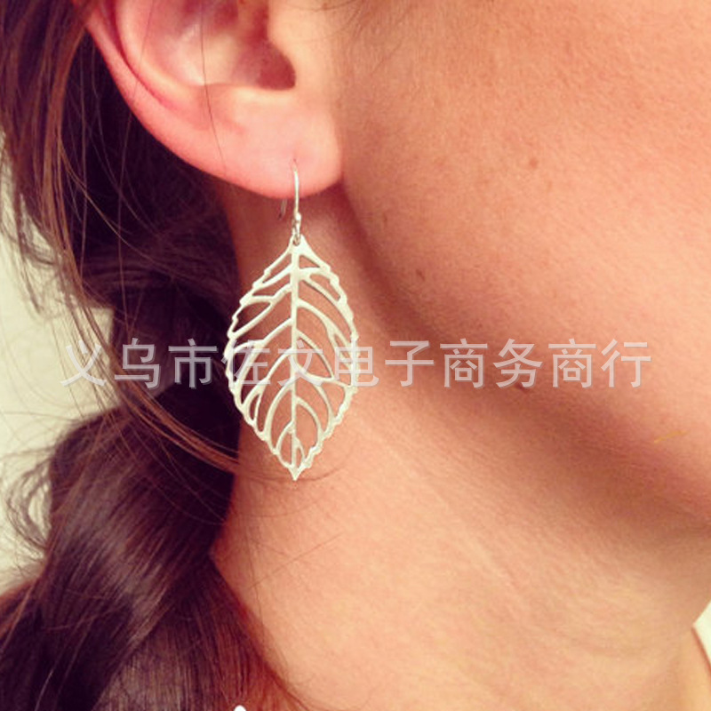Summer's new earrings are selling well across borders. The simple forest-themed earrings are popular and the leaf earrings are trendy details Picture