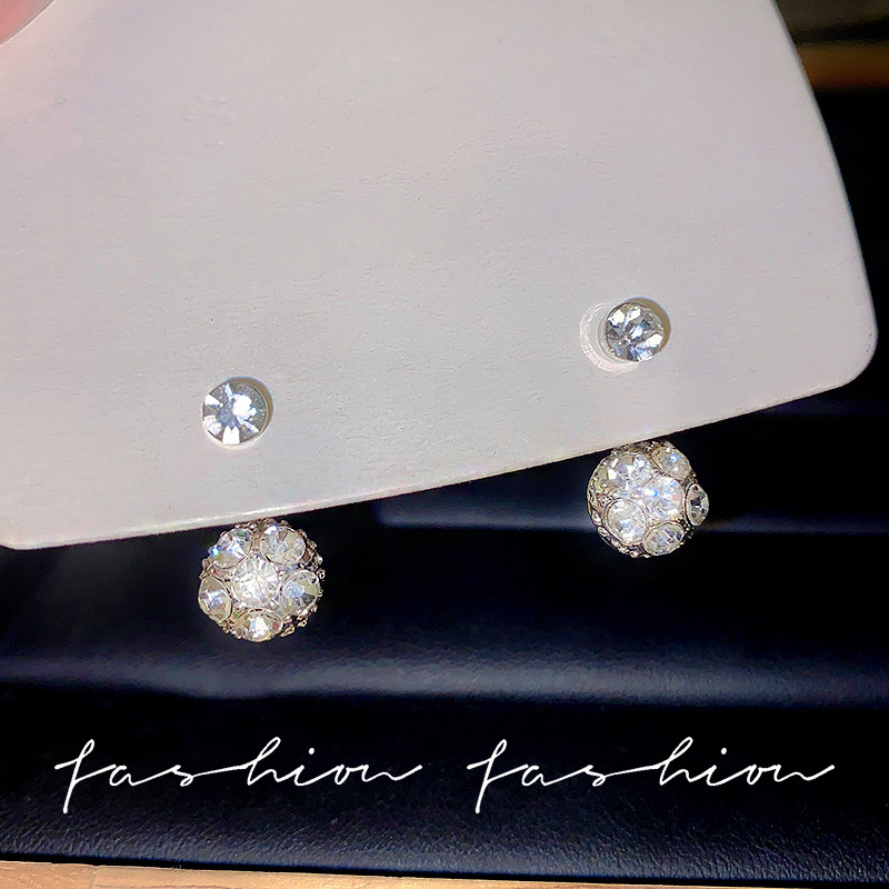 High-end, diamond-shaped round earrings for women, a unique and elegant earpiece for a socialite, with a cold style and ins stud accessories full figure