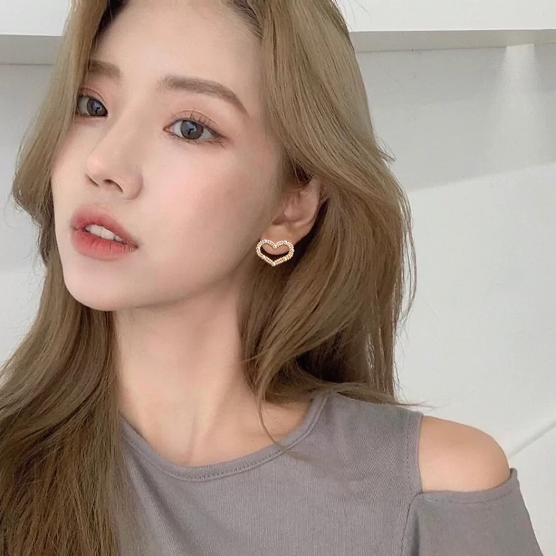 New trendy Baroque heart-shaped pearl earrings, fashionable Korean style, Internet celebrity retro Hong Kong-style stud earrings for women Application Scenario