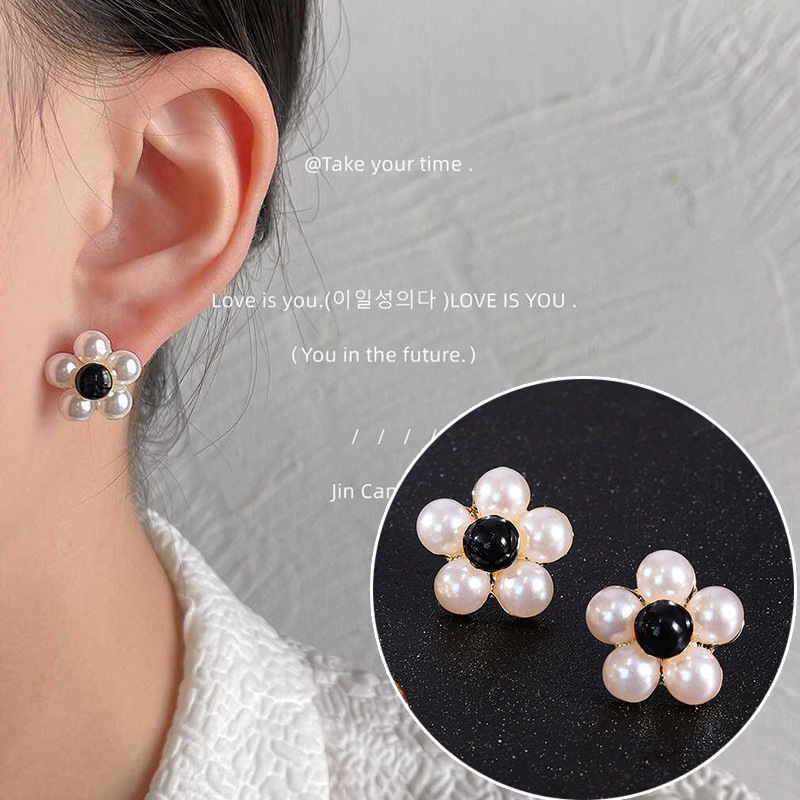 Silver needle light luxury and high-end style flower pearl stud earrings for women, new trendy and exquisite earrings, a small pearl flower for women full figure