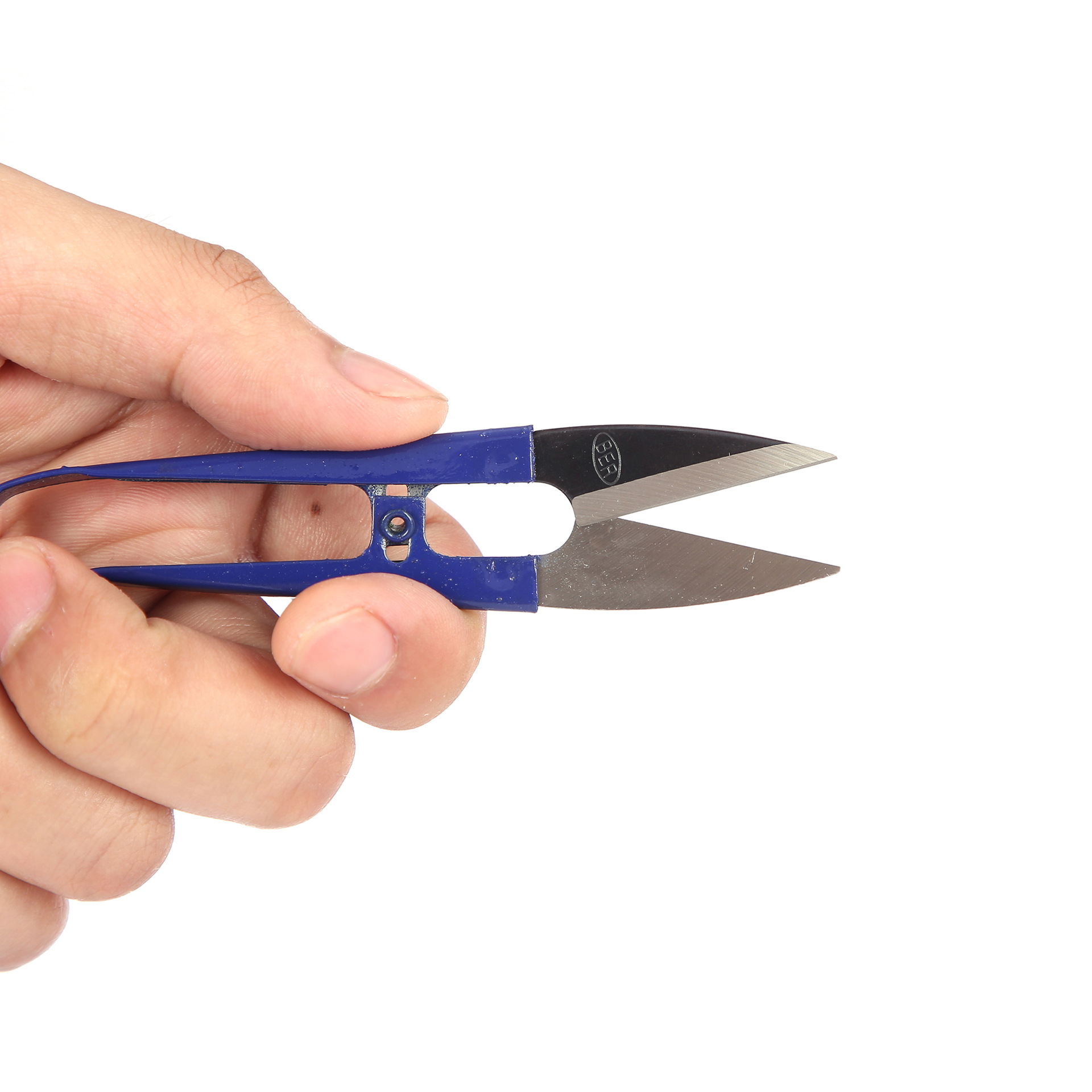 Factory direct supply of household scissors, U-shaped small spring spot-welded scissors, industrial tailor's pointed scissors, mini yarn shears for cutting thread ends Application Scenario