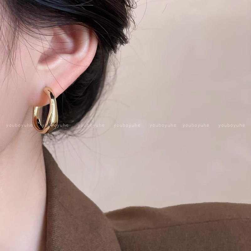 Retro Hong Kong-style C-shaped stud earrings for women, light luxury, fashionable and high-end look, niche design, cold style, plain ring earrings Specification drawing