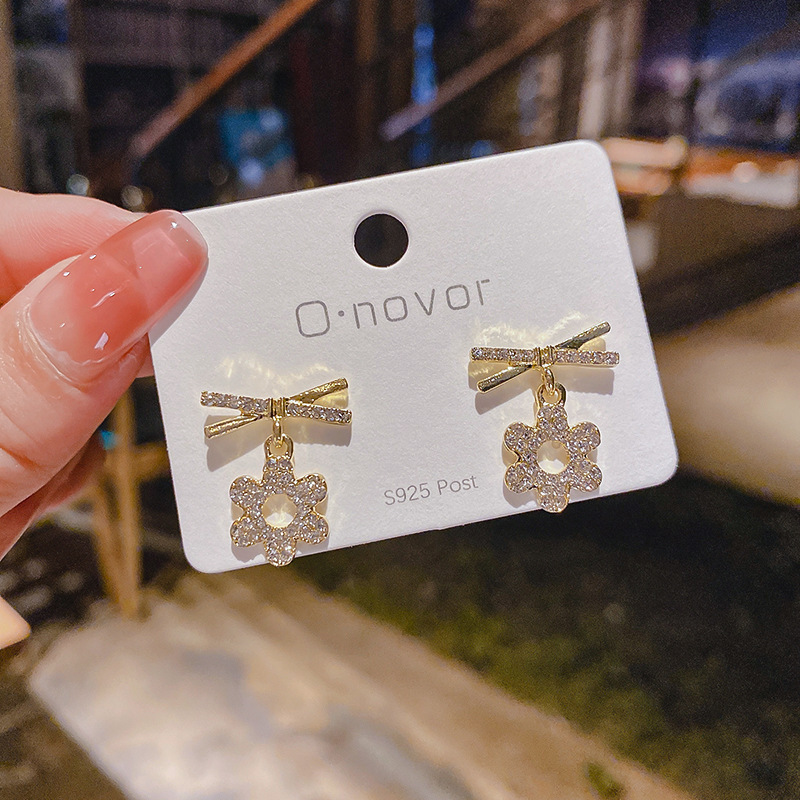 925 Silver Needle Fashionable Flower Full Diamond Earrings for Ladies, light luxury diamond-encrusted fashionable Korean style versatile stud accessories Application Scenario