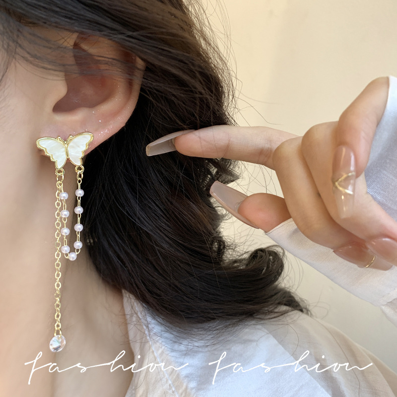 Super fairy-like mother-of-pearl butterfly pearl tassel earrings, with a unique and versatile design, long silver needle stud earrings, and slimming and face-enhancing earrings Application Scenario