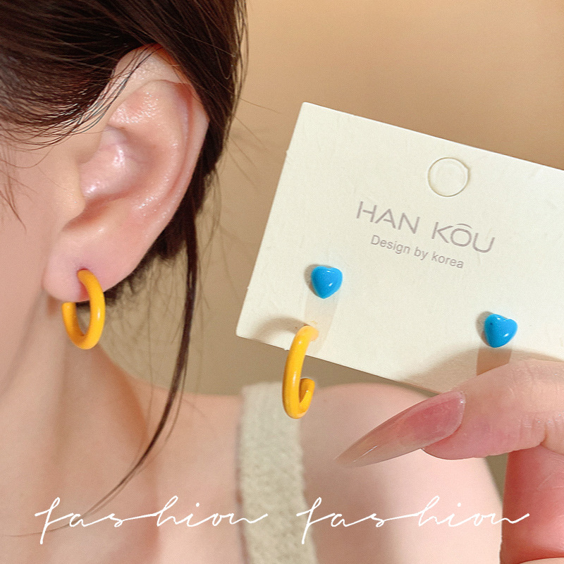 Candy-colored small ear rings, Korean simple and versatile, elegant and high-end girl C-shaped small ear-nourishing earrings and earrings full figure