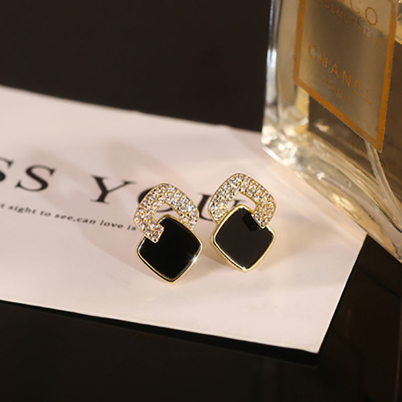 New trendy black stud earrings, the same style as the Internet celebrity, exude a feminine charm and a unique, high-end feel. A batch of stud earrings full figure