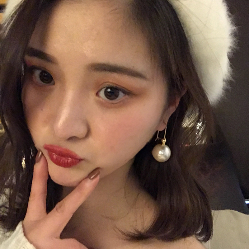 Fashionable and individual short pearl earrings for women from Dongdaemun, South Korea. Trendy and stylish earrings that are popular on the Internet Specification drawing