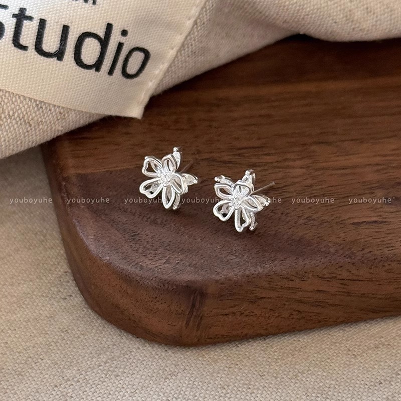 Summer super shiny hollowed-out zircon flower stud earrings, unique design for women, elegant and stylish earrings, high-end, sweet and versatile earrings Application Scenario