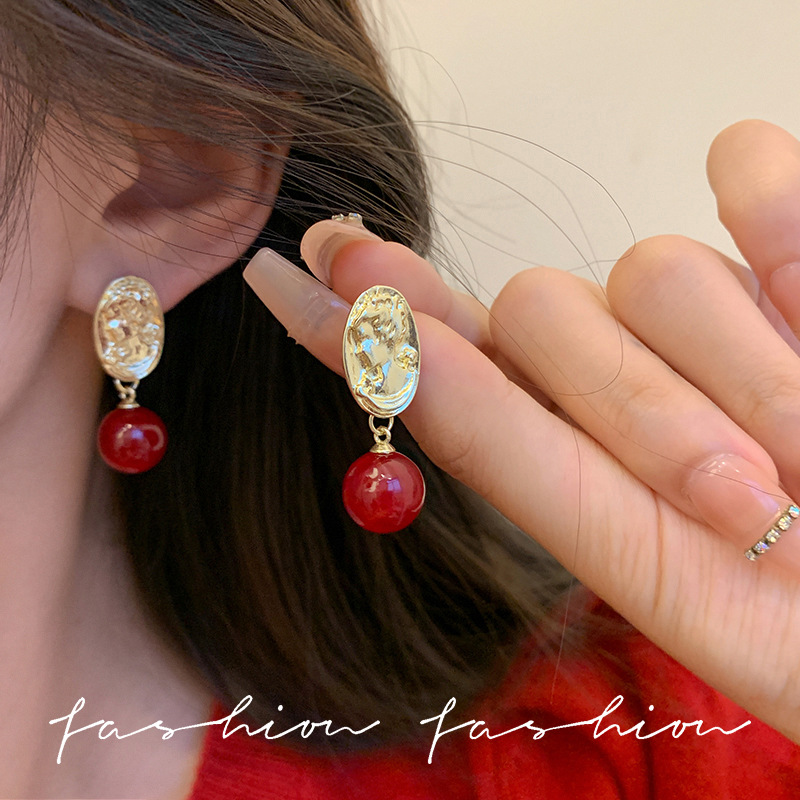 Oval-shaped pleated irregular round stud earrings, retro portrait Ankela light luxury high-end earrings, exquisite earrings Application Scenario