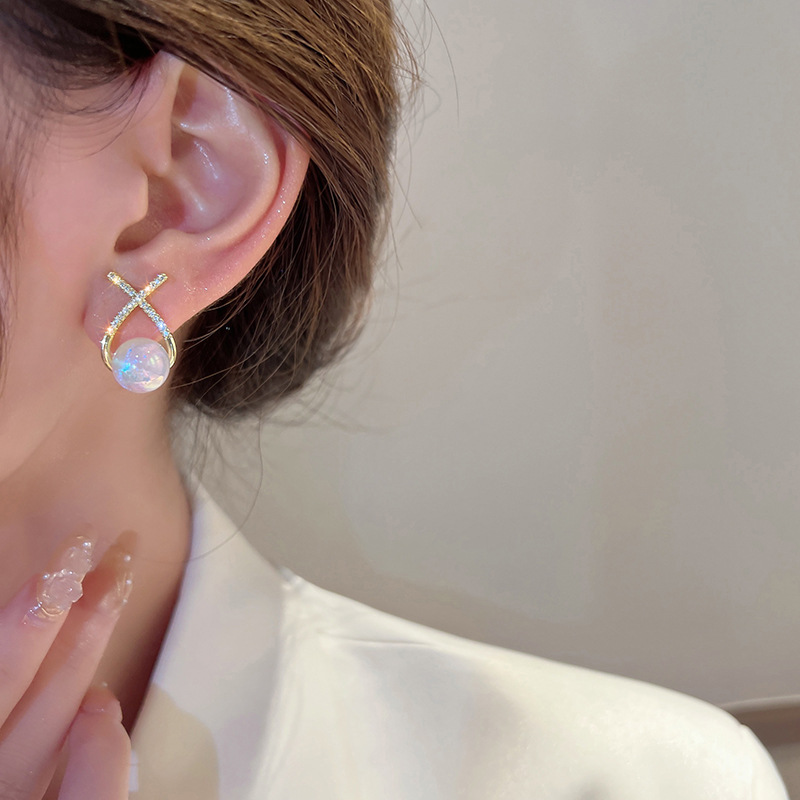 The new pearl stud earrings for women in 2023 feature a light luxury and niche design. The cross-shaped earrings are a French retro and versatile earpiece trend Application Scenario