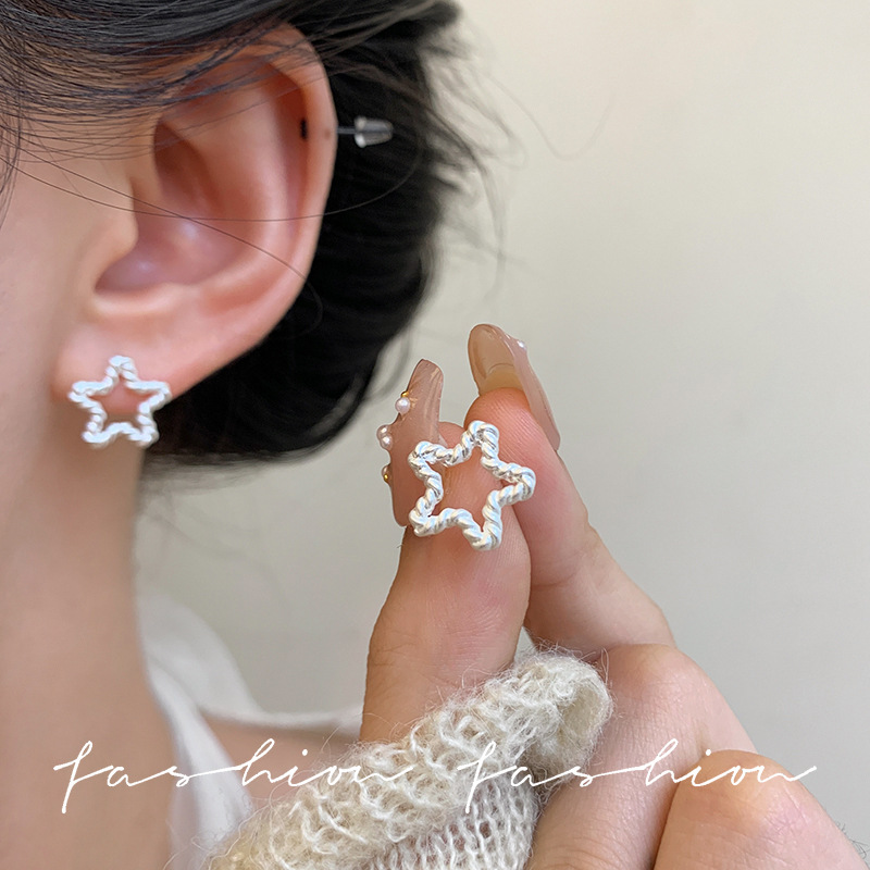 Five-pointed star twisted metal stud earrings, gentle and elegant for women, exude a sense of sophistication and are versatile for daily use. Autumn and winter commuting earrings and accessories Application Scenario