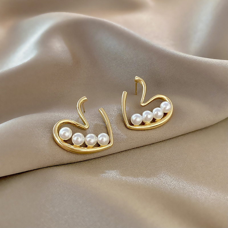 The new Hong Kong-style simple and retro pearl heart-shaped stud earrings make the face slimmer and exude a feminine charm full figure