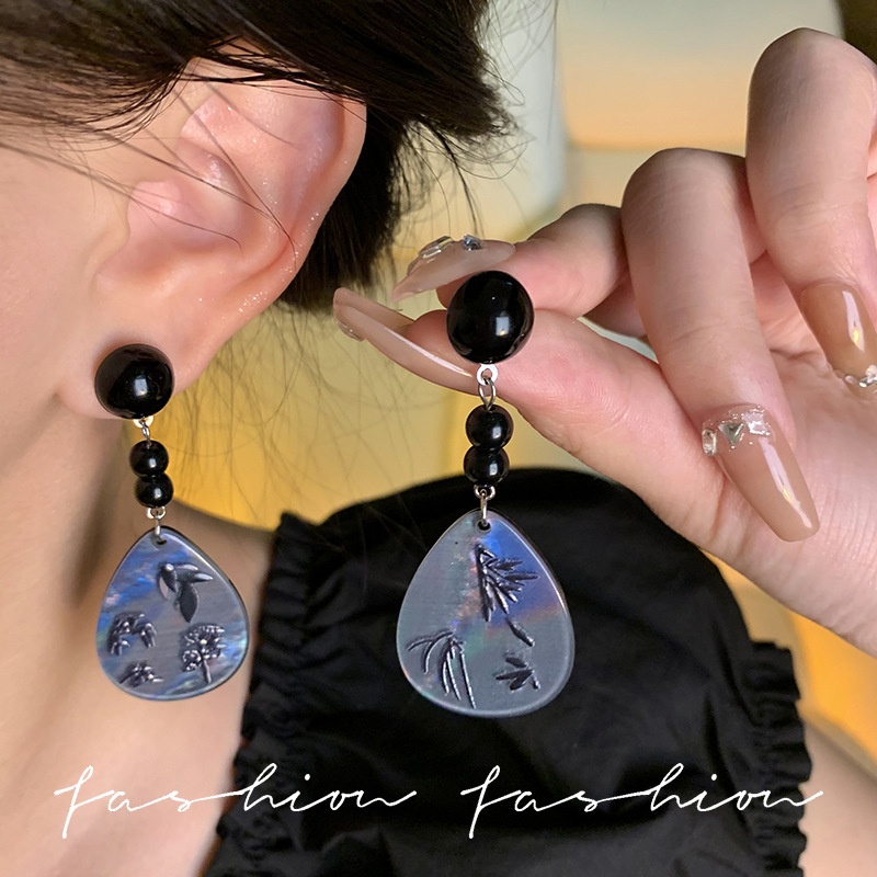 Floating light and shadow Bamboo New Chinese-style retro resin tassel earrings, light luxury and high-end, niche design, elegant cheongsam earrings Application Scenario