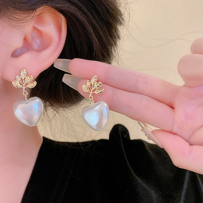 S925 Silver Needle Korean heart-shaped leaf Pearl Earrings, a niche style, light luxury and simple earrings, fashionable and versatile earrings details Picture