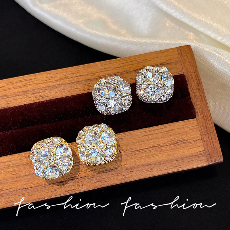 Douyin's same style of light luxury design full diamond earrings, a niche light luxury style stud earrings for women, Korean sweet and cool spice girl earrings full figure