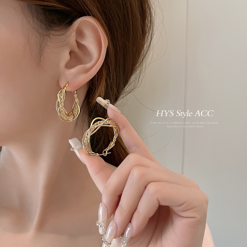 Twisted hollowed-out earrings for women, with a high-end design sense, are fashionable and versatile. Personalized ear rings and stud earrings, light luxury and niche style full figure