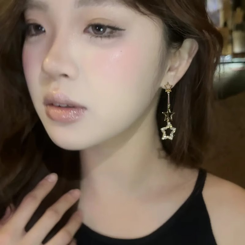 Hollowed-out zircon five-pointed star earrings exude a sense of sophistication and sophistication. They are trendy, exaggerated, and fashionable. They are versatile ear studs and earrings Specification drawing