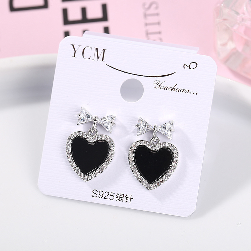 New heart-shaped earrings for youth, Korean diamond-encrusted fashion earrings, in an ins style, sweet and girlish, with multiple colors of stud earrings full figure