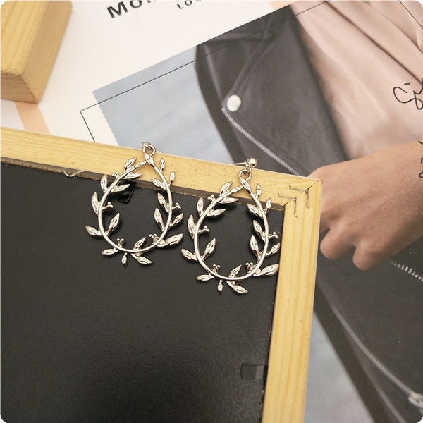 Simple and hollowed-out teardrop-shaped leaf earrings, women's stud earrings, Korean style, versatile leaf ear clips, earrings and pendants wholesale Specification drawing