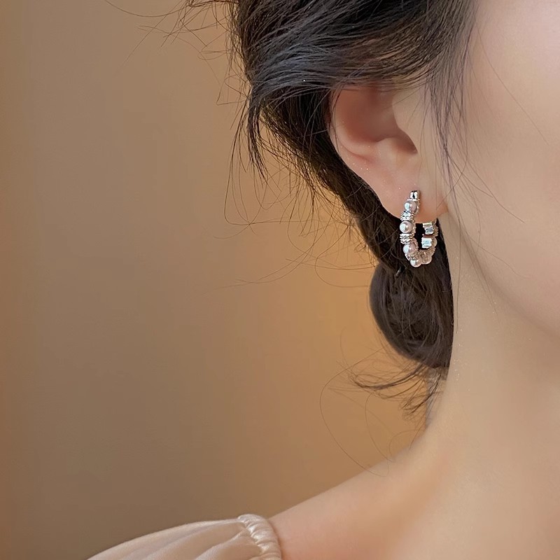 European and American unique pearl earrings, fashionable and elegant, retro large ear rings, high-end earrings, cold style geometric ear buckles Application Scenario