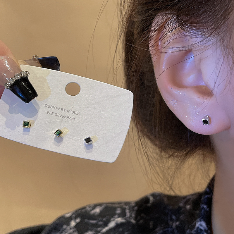 S925 Silver Needle Emerald square ear-piercing Stud earrings for Women, simple, small and versatile, 2023 new style earrings Application Scenario