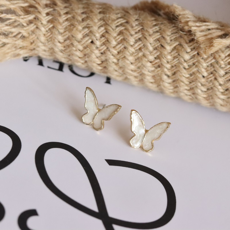New accessory S925 silver needle, fresh and fashionable, small butterfly stud earrings, beautiful oil-dropping craftsmanship, student stud earrings full figure