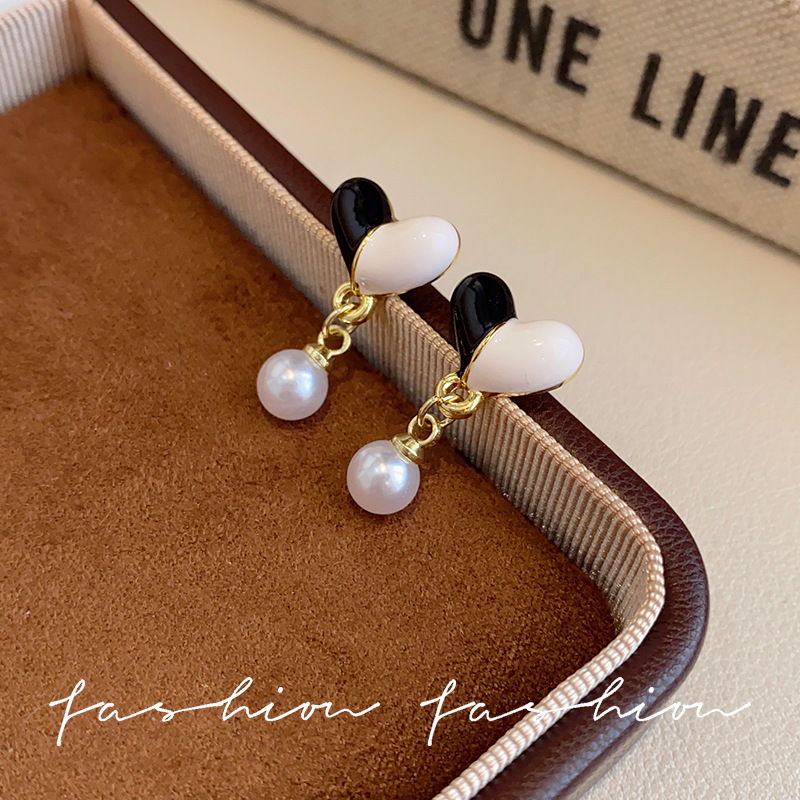 Black and white mixed-color heart-shaped pearl stud earrings exude a sense of sophistication, are versatile, and feature a niche design. They are a high-end, simple, and commuter style earpiece Application Scenario