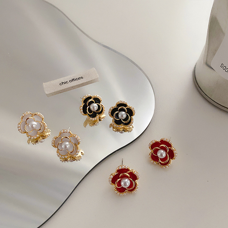 French retro oil-dripping pearl flower earrings for women, Korean simple and versatile, elegant and refined stud earrings, cold style details Picture