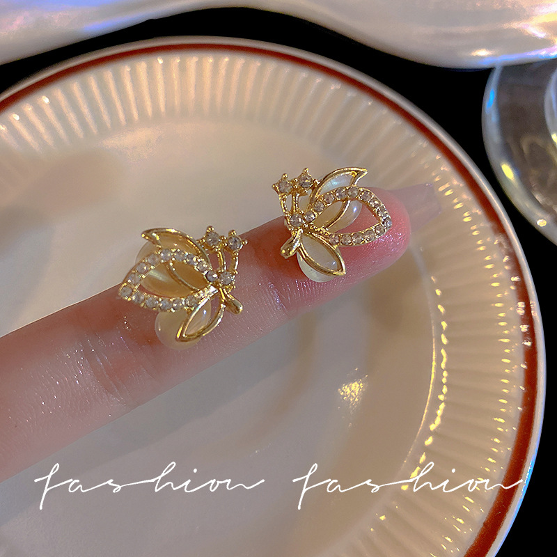 Butterfly cat's eye stone ear studs for women, small, exquisite, high-end and elegant earrings, niche design sense, gold earrings wholesale full figure