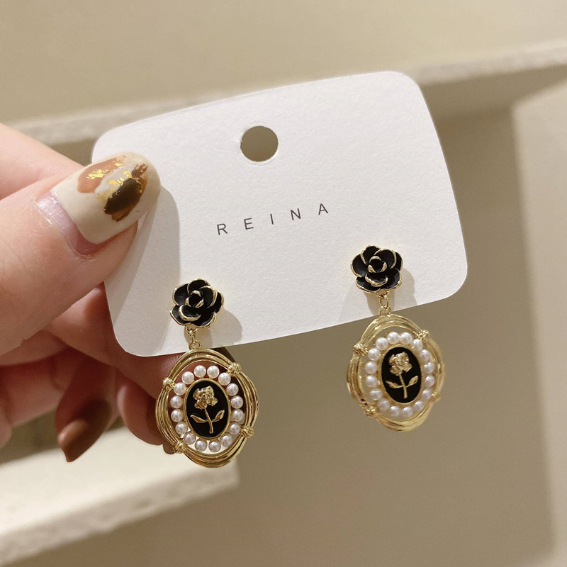 S925 Silver needle retro gentle rose pearl earrings with a sweet and elegant touch, oval geometric personality pearl stud earrings Application Scenario