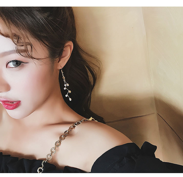Original design for slimming the face, zigzag pearl star-shaped long stud earrings, elegant and personalized, versatile earrings and earrings details Picture