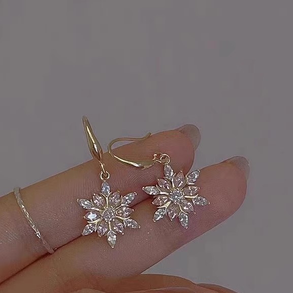 Cute Christmas snowflake stud earrings for autumn and winter, women's light luxury, exquisite and fashionable, versatile earrings, niche design, high-end sense earrings Specification drawing