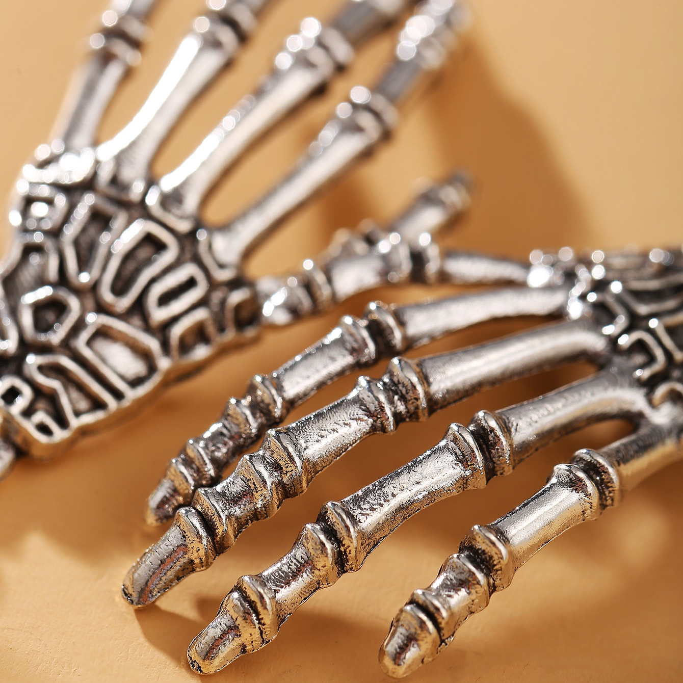 Creative Halloween-themed stud earrings, personalized alloy festival ear hooks, exaggerated horror ghost skull palm earrings Specification drawing